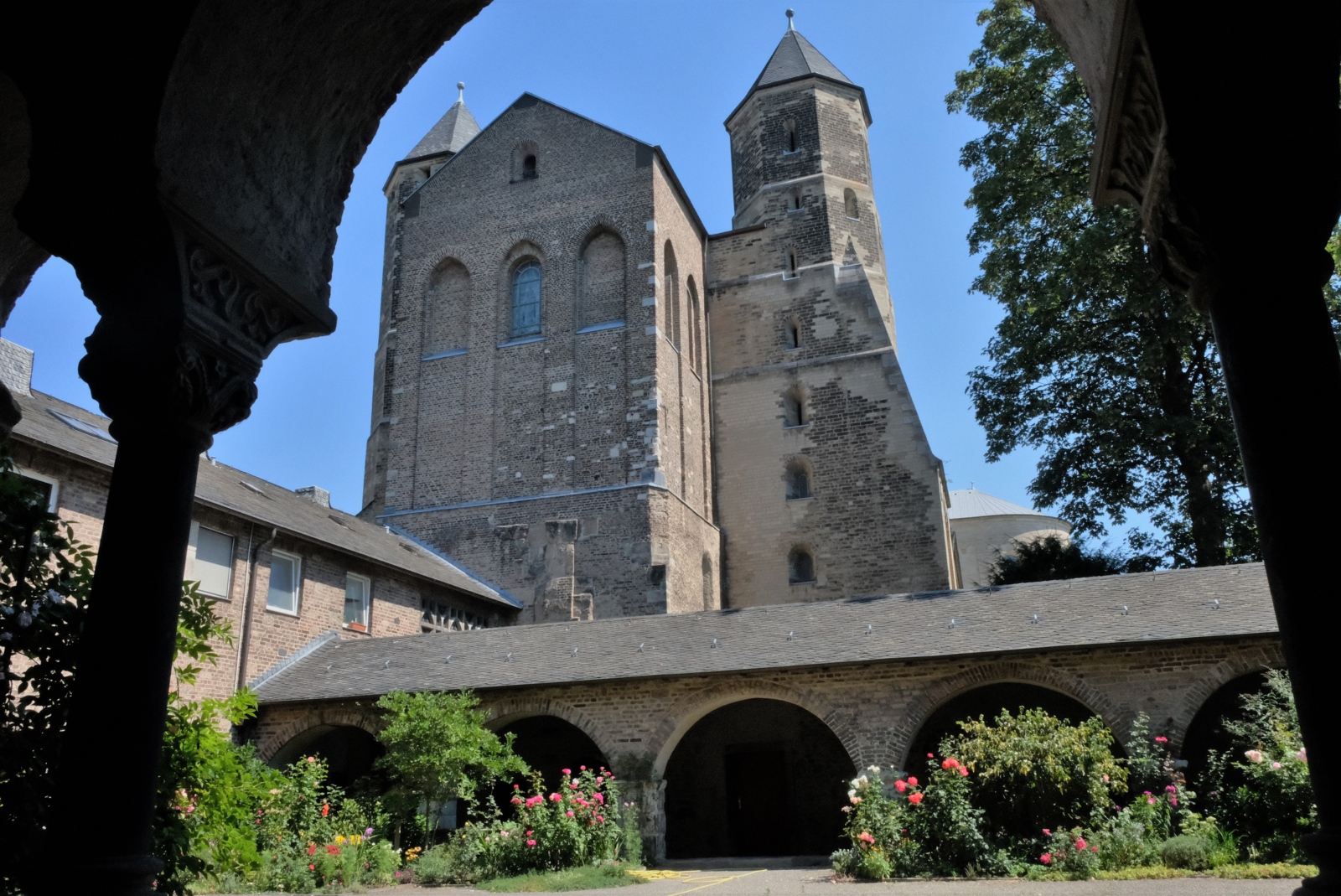 Kapitol außen Kreuzgang